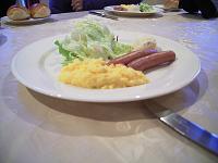  朝食：スクランブルエッグ、ソーセージ、サラダ